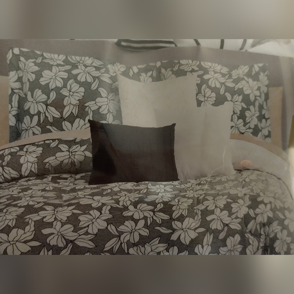 10PC KING SIZE REVERSIBLE BEDDING SET. - Picture 7 of 8